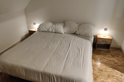 Miniature Location salle Lescherolles (Seine-et-Marne) - Le Domaine du Château Oublié #18 Champ recouvert de matière blanche sous un ciel bleu parsemé de nuages, bordé d'arbres et de haies.