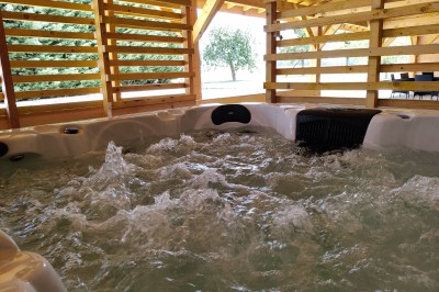 Miniature Location salle Lescherolles (Seine-et-Marne) - Le Domaine du Château Oublié #15 Champ recouvert de matière blanche sous un ciel bleu parsemé de nuages, bordé d'arbres et de haies.