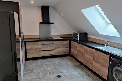 Miniature Location salle Lescherolles (Seine-et-Marne) - Le Domaine du Château Oublié #20 Champ recouvert de matière blanche sous un ciel bleu parsemé de nuages, bordé d'arbres et de haies.