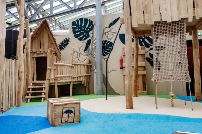 Miniature Location salle Neufchâteau (Luxembourg) - Landal Hillview Resort Grandvoir #11 Rangée de vélos électriques noirs et rouges alignés dans un entrepôt avec des supports de rangement en arrière-plan.