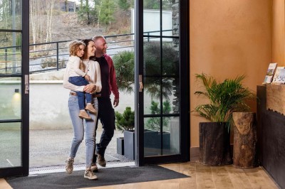 Miniature Location salle Neufchâteau (Luxembourg) - Landal Hillview Resort Grandvoir #7 Rangée de vélos électriques noirs et rouges alignés dans un entrepôt avec des supports de rangement en arrière-plan.