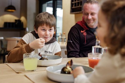 Miniature Location salle Neufchâteau (Luxembourg) - Landal Hillview Resort Grandvoir #10 Rangée de vélos électriques noirs et rouges alignés dans un entrepôt avec des supports de rangement en arrière-plan.