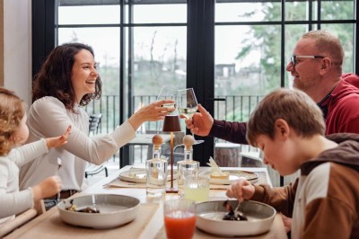 Miniature Location salle Neufchâteau (Luxembourg) - Landal Hillview Resort Grandvoir #8 Rangée de vélos électriques noirs et rouges alignés dans un entrepôt avec des supports de rangement en arrière-plan.