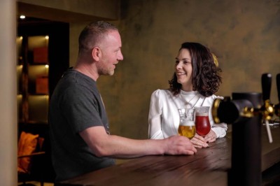 Miniature Location salle Neufchâteau (Luxembourg) - Landal Hillview Resort Grandvoir #13 Rangée de vélos électriques noirs et rouges alignés dans un entrepôt avec des supports de rangement en arrière-plan.