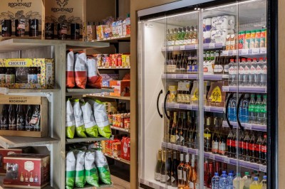 Miniature Location salle Neufchâteau (Luxembourg) - Landal Hillview Resort Grandvoir #15 Rangée de vélos électriques noirs et rouges alignés dans un entrepôt avec des supports de rangement en arrière-plan.