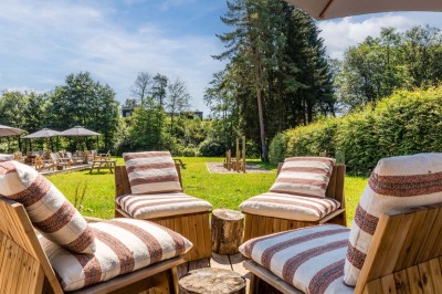 Miniature Location salle Neufchâteau (Luxembourg) - Landal Hillview Resort Grandvoir #19 Rangée de vélos électriques noirs et rouges alignés dans un entrepôt avec des supports de rangement en arrière-plan.