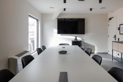 Miniature Location salle Neufchâteau (Luxembourg) - Landal Hillview Resort Grandvoir #20 Rangée de vélos électriques noirs et rouges alignés dans un entrepôt avec des supports de rangement en arrière-plan.