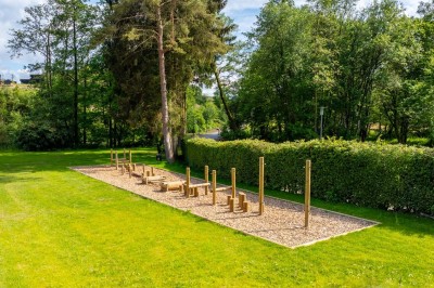 Miniature Location salle Neufchâteau (Luxembourg) - Landal Hillview Resort Grandvoir #18 Rangée de vélos électriques noirs et rouges alignés dans un entrepôt avec des supports de rangement en arrière-plan.