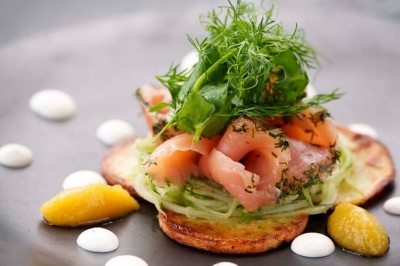 Miniature Location salle Neufchâteau (Luxembourg) - Landal Hillview Resort Grandvoir #24 Rangée de vélos électriques noirs et rouges alignés dans un entrepôt avec des supports de rangement en arrière-plan.