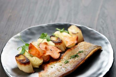 Miniature Location salle Neufchâteau (Luxembourg) - Landal Hillview Resort Grandvoir #25 Rangée de vélos électriques noirs et rouges alignés dans un entrepôt avec des supports de rangement en arrière-plan.