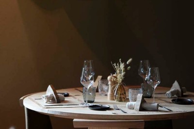 Miniature Location salle Neufchâteau (Luxembourg) - Landal Hillview Resort Grandvoir #6 Rangée de vélos électriques noirs et rouges alignés dans un entrepôt avec des supports de rangement en arrière-plan.