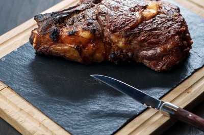 Miniature Location salle Neufchâteau (Luxembourg) - Landal Hillview Resort Grandvoir #29 Rangée de vélos électriques noirs et rouges alignés dans un entrepôt avec des supports de rangement en arrière-plan.