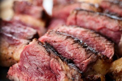 Miniature Location salle Neufchâteau (Luxembourg) - Landal Hillview Resort Grandvoir #32 Rangée de vélos électriques noirs et rouges alignés dans un entrepôt avec des supports de rangement en arrière-plan.