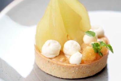 Miniature Location salle Neufchâteau (Luxembourg) - Landal Hillview Resort Grandvoir #34 Rangée de vélos électriques noirs et rouges alignés dans un entrepôt avec des supports de rangement en arrière-plan.