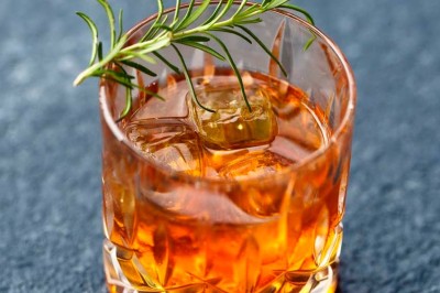 Miniature Location salle Neufchâteau (Luxembourg) - Landal Hillview Resort Grandvoir #35 Rangée de vélos électriques noirs et rouges alignés dans un entrepôt avec des supports de rangement en arrière-plan.