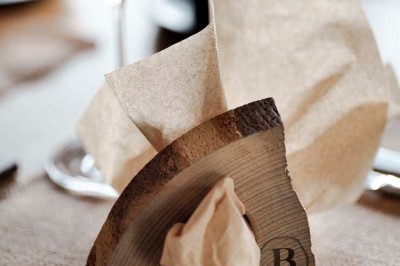 Miniature Location salle Neufchâteau (Luxembourg) - Landal Hillview Resort Grandvoir #36 Rangée de vélos électriques noirs et rouges alignés dans un entrepôt avec des supports de rangement en arrière-plan.