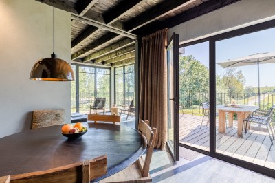 Miniature Location salle Neufchâteau (Luxembourg) - Landal Hillview Resort Grandvoir #7 Banc en bois face à un étang entouré de végétation et d'arbres sous un ciel partiellement nuageux.