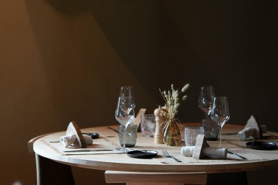 Miniature Location salle Neufchâteau (Luxembourg) - Landal Hillview Resort Grandvoir #6 Banc en bois face à un étang entouré de végétation et d'arbres sous un ciel partiellement nuageux.