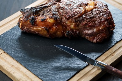 Miniature Location salle Neufchâteau (Luxembourg) - Landal Hillview Resort Grandvoir #18 Banc en bois face à un étang entouré de végétation et d'arbres sous un ciel partiellement nuageux.