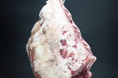 Miniature Location salle Neufchâteau (Luxembourg) - Landal Hillview Resort Grandvoir #20 Banc en bois face à un étang entouré de végétation et d'arbres sous un ciel partiellement nuageux.