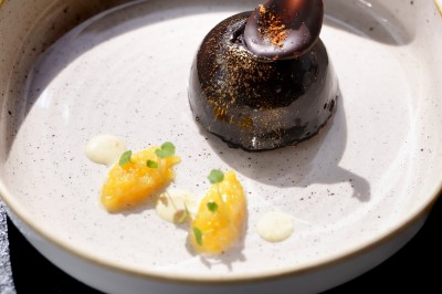 Miniature Location salle Neufchâteau (Luxembourg) - Landal Hillview Resort Grandvoir #21 Banc en bois face à un étang entouré de végétation et d'arbres sous un ciel partiellement nuageux.