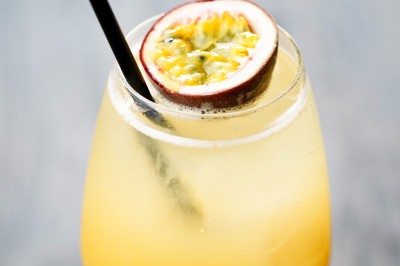 Miniature Location salle Neufchâteau (Luxembourg) - Landal Hillview Resort Grandvoir #23 Banc en bois face à un étang entouré de végétation et d'arbres sous un ciel partiellement nuageux.