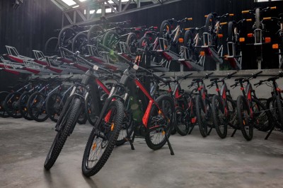 Miniature Location salle Neufchâteau (Luxembourg) - Landal Hillview Resort Grandvoir #30 Banc en bois face à un étang entouré de végétation et d'arbres sous un ciel partiellement nuageux.