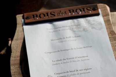 Miniature Location salle Neufchâteau (Luxembourg) - Landal Hillview Resort Grandvoir #12 Banc en bois face à un étang entouré de végétation et d'arbres sous un ciel partiellement nuageux.