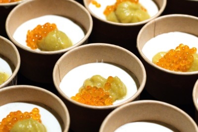 Assiette de magret de canard tranché sur purée de patates douces, garni de persil et accompagné d'une sauce.