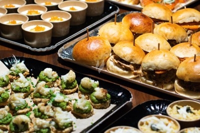 Assiette de magret de canard tranché sur purée de patates douces, garni de persil et accompagné d'une sauce.