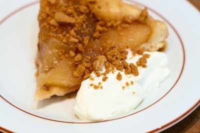Assiette de magret de canard tranché sur purée de patates douces, garni de persil et accompagné d'une sauce.