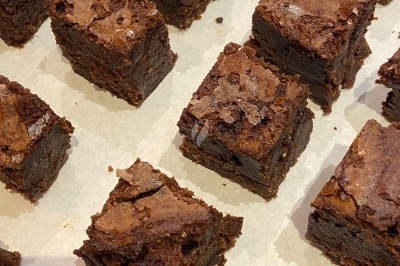 Assiette de magret de canard tranché sur purée de patates douces, garni de persil et accompagné d'une sauce.