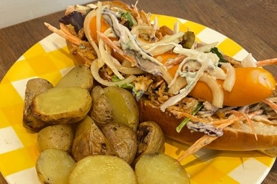 Assiette de magret de canard tranché sur purée de patates douces, garni de persil et accompagné d'une sauce.