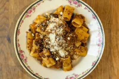 Assiette de magret de canard tranché sur purée de patates douces, garni de persil et accompagné d'une sauce.