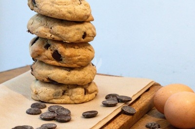 Assiette de magret de canard tranché sur purée de patates douces, garni de persil et accompagné d'une sauce.