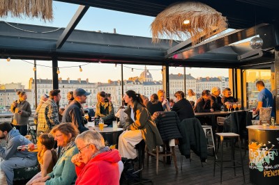 Un homme prépare un plat avec soin dans un cadre lumineux, entouré de bols et d'ingrédients sur une table.