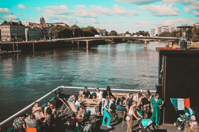 Un homme prépare un plat avec soin dans un cadre lumineux, entouré de bols et d'ingrédients sur une table.