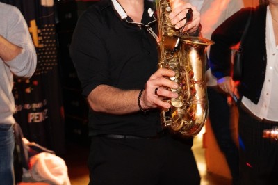 Un homme prépare un plat avec soin dans un cadre lumineux, entouré de bols et d'ingrédients sur une table.