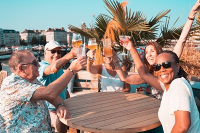 Un homme prépare un plat avec soin dans un cadre lumineux, entouré de bols et d'ingrédients sur une table.