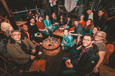 Un homme prépare un plat avec soin dans un cadre lumineux, entouré de bols et d'ingrédients sur une table.