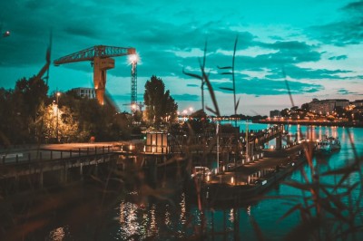 Un homme prépare un plat avec soin dans un cadre lumineux, entouré de bols et d'ingrédients sur une table.