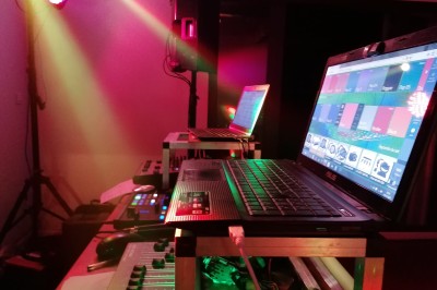 Miniature DJ Arcachon (Gironde) - Dj Evenements Animation #6 Personnes dansant dans une salle éclairée par des lumières colorées, créant une ambiance festive.