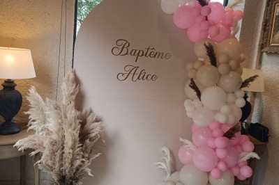 Miniature La Magie des Ballons #2 Arc décoratif en ballons roses, bleus et dorés avec papillons, installé dans une pièce au sol en bois.