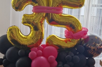 Miniature La Magie des Ballons #3 Arc décoratif en ballons roses, bleus et dorés avec papillons, installé dans une pièce au sol en bois.