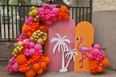 Miniature La Magie des Ballons #5 Arc décoratif en ballons roses, bleus et dorés avec papillons, installé dans une pièce au sol en bois.