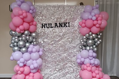 Miniature La Magie des Ballons #6 Arc décoratif en ballons roses, bleus et dorés avec papillons, installé dans une pièce au sol en bois.