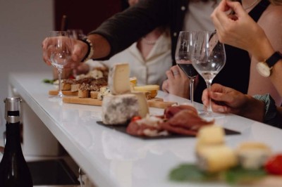 Miniature Location salle La Londe-les-Maures (Var) - Château Tour Saint Honoré #8 Un homme tenant un seau transparent rempli de bouteilles de vin rosé, en extérieur avec un fond flou de verdure.
