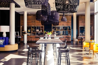 Plateaux de desserts comprenant verrines, madeleines et autres douceurs, disposés près d'une machine à café.