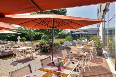 Plateaux de desserts comprenant verrines, madeleines et autres douceurs, disposés près d'une machine à café.