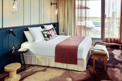 Plateaux de desserts comprenant verrines, madeleines et autres douceurs, disposés près d'une machine à café.